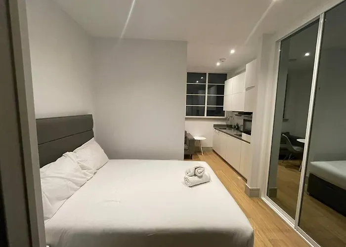 Monthly Stays 1Bed Serviced Studio Apartment Free Wifi & Netflix Whitechapel London Perfect For Solo & Coupled Guests