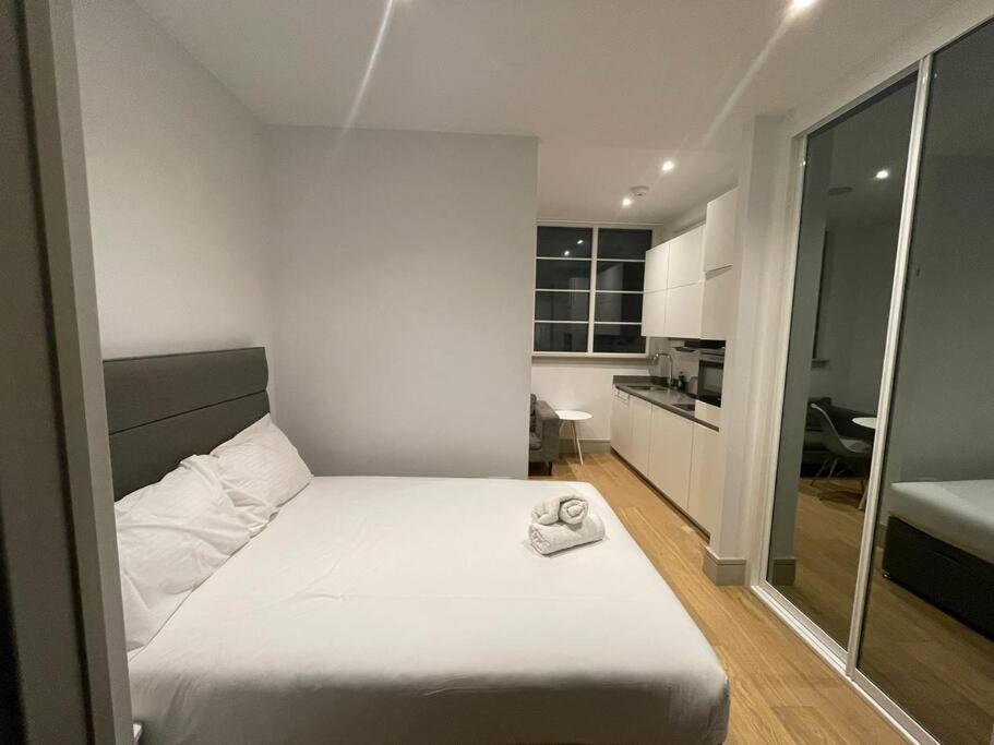 Monthly Stays 1bed Serviced Studio Free Wifi & Netflix Whitechapel Perfect For Solo & Coupled Guests Apartment